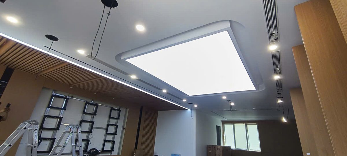 Trần xuyên sáng chữ nhật kết hợp trần gỗ - Nội Thất Hà Tuấn LX
