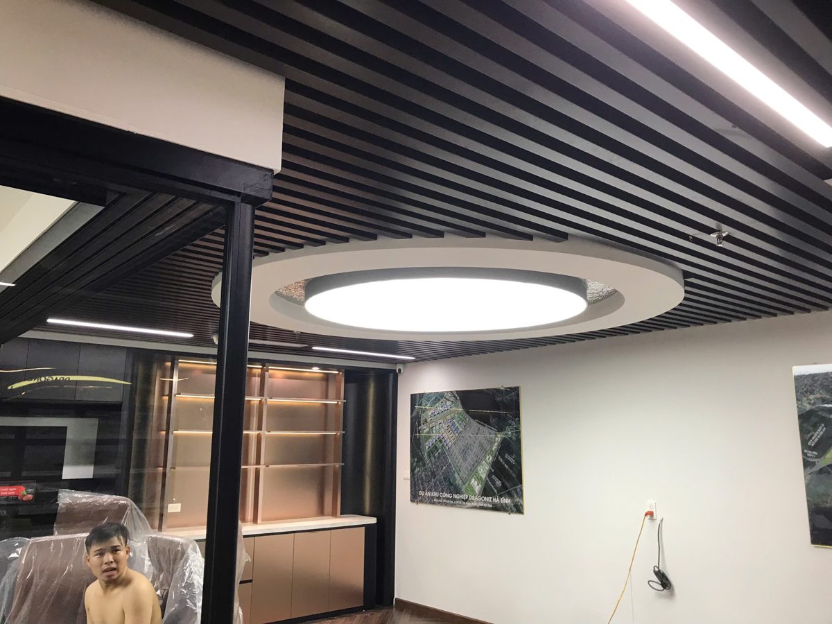 Trần xuyên sáng tròn trần tối sang trọng - Nội Thất Hà Tuấn LX
