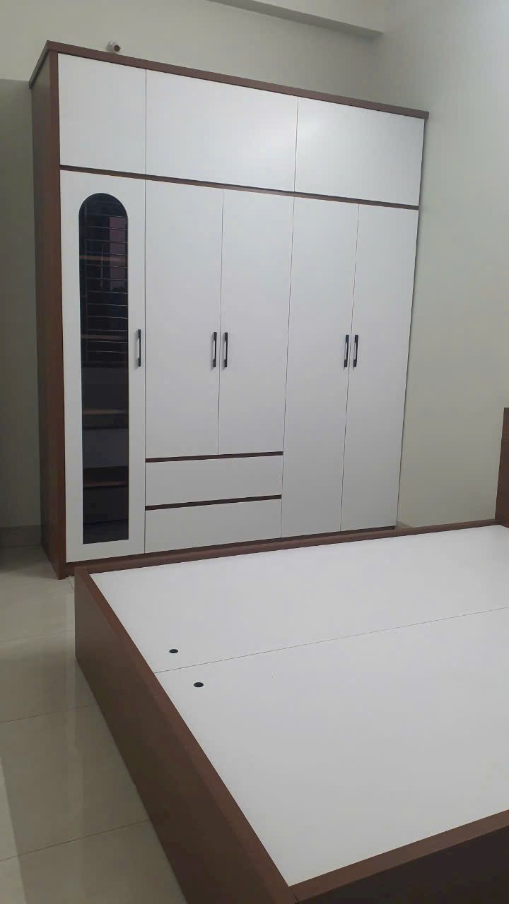 Tủ quần áo cánh trắng phối gỗ, ngăn kính vòm trang trí, liền giường bục - Nội Thất Hà Tuấn LX