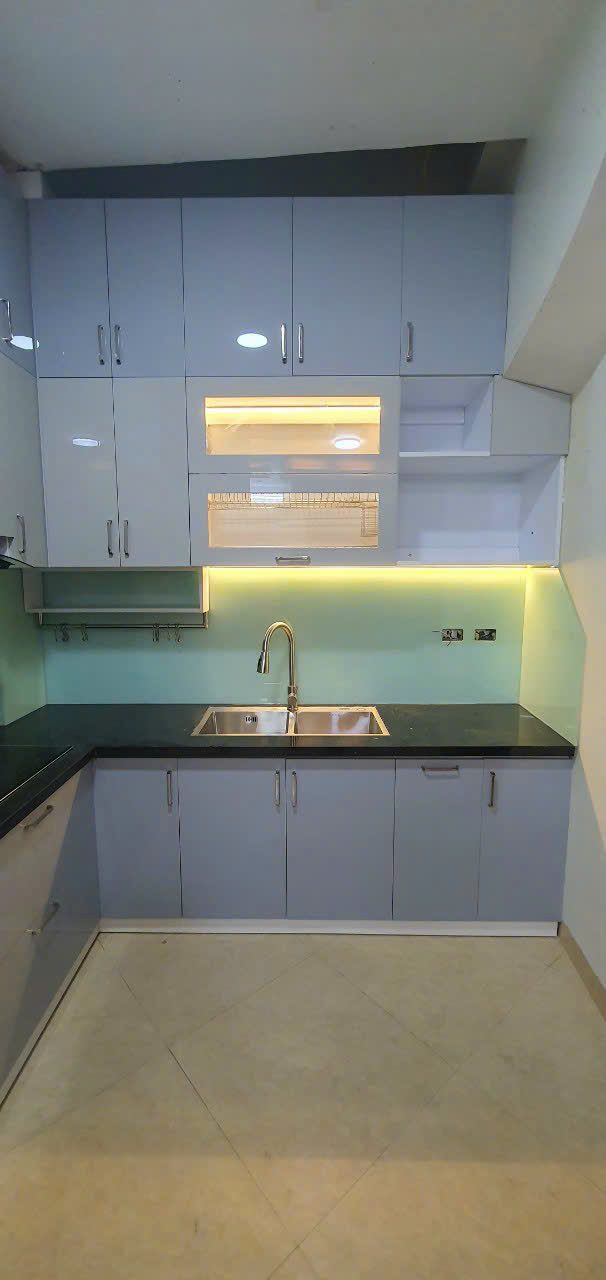 Tủ bếp chữ I hiện đại cánh xám trắng, mặt đá đen, kính ốp bếp màu xanh ngọc - Nội Thất Hà Tuấn LX