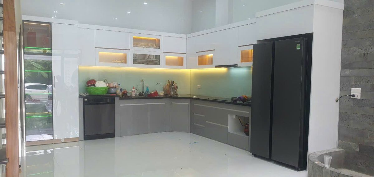 Tủ bếp chữ L cánh xám phối tủ lạnh âm, mặt bàn đá sáng màu rộng rãi - Nội Thất Hà Tuấn LX