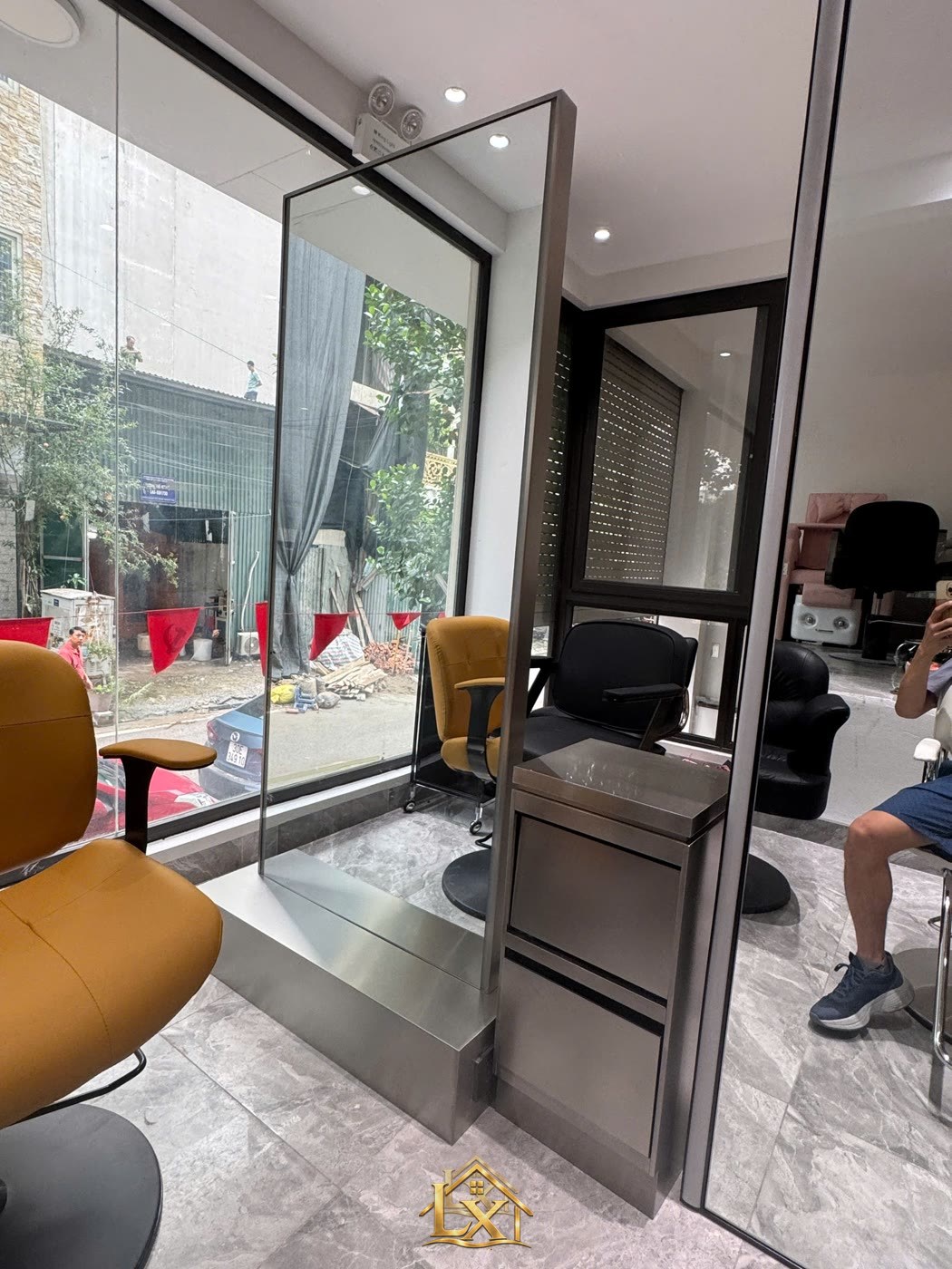Mẫu tủ cạnh gương bàn kỹ thuật salon do Nội Thất Hà Tuấn LX sản xuất 2 - Nội Thất Hà Tuấn LX