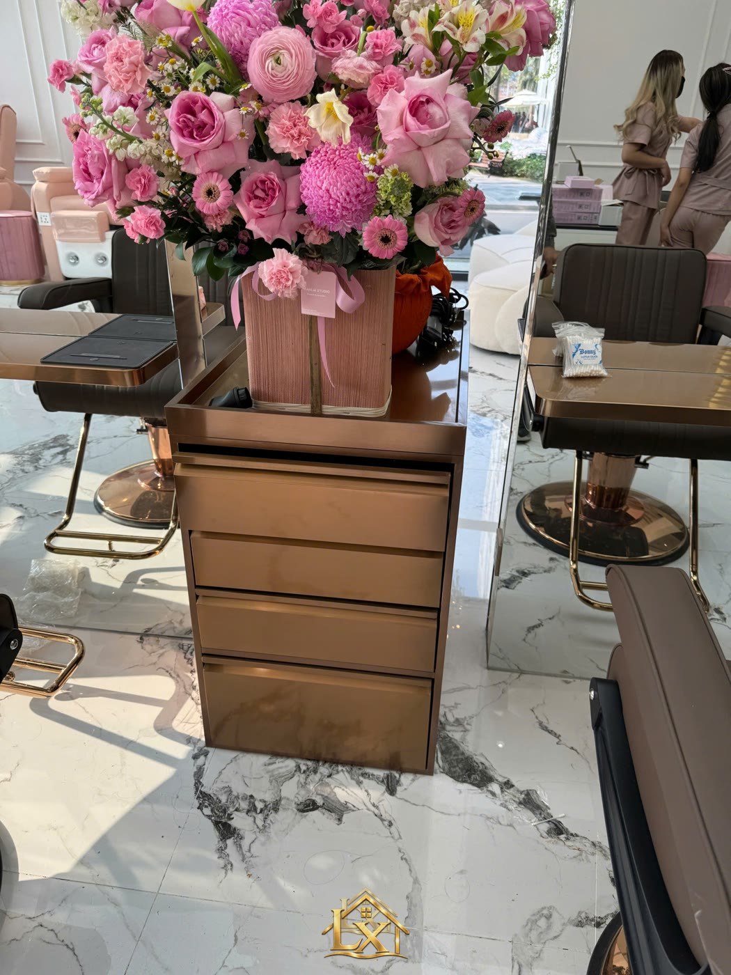 Mẫu tủ cạnh gương bàn kỹ thuật salon do Nội Thất Hà Tuấn LX sản xuất 3 - Nội Thất Hà Tuấn LX