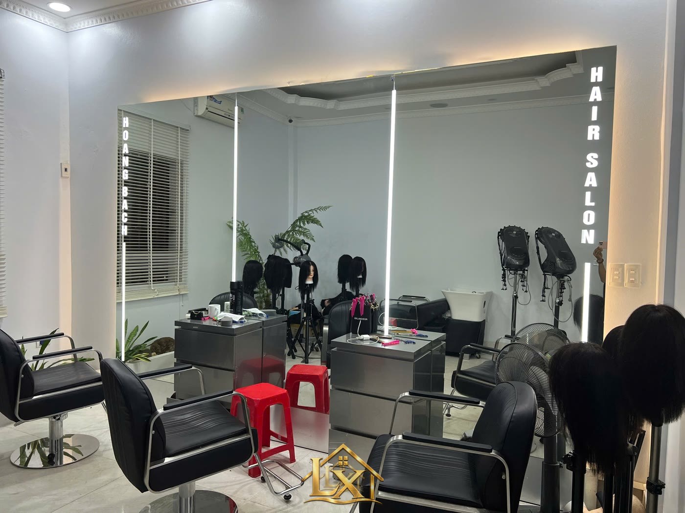 Mẫu tủ cạnh gương bàn kỹ thuật salon do Nội Thất Hà Tuấn LX sản xuất 6 - Nội Thất Hà Tuấn LX