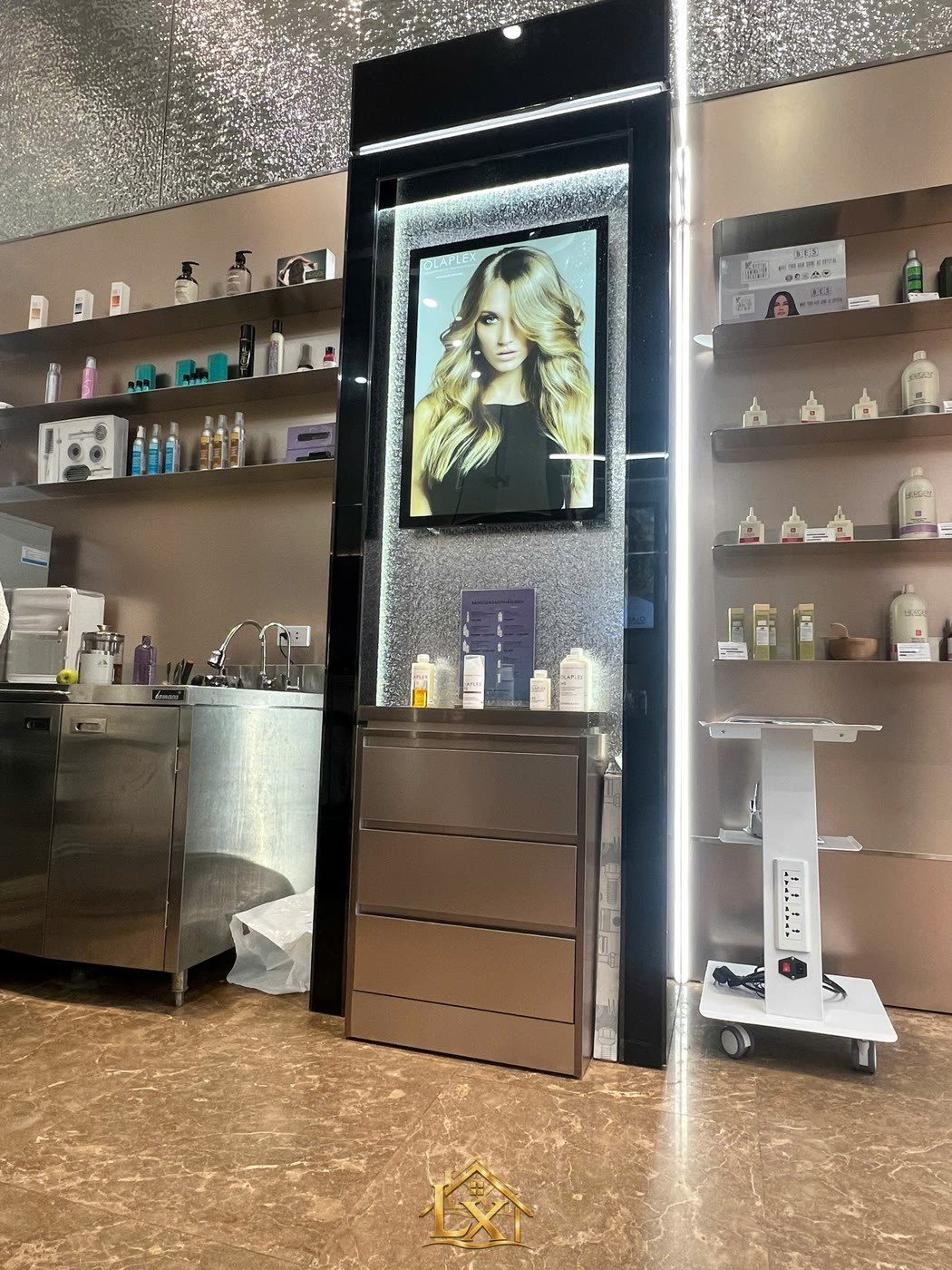 Tủ trưng bày sản phẩm mỹ phẩm salon