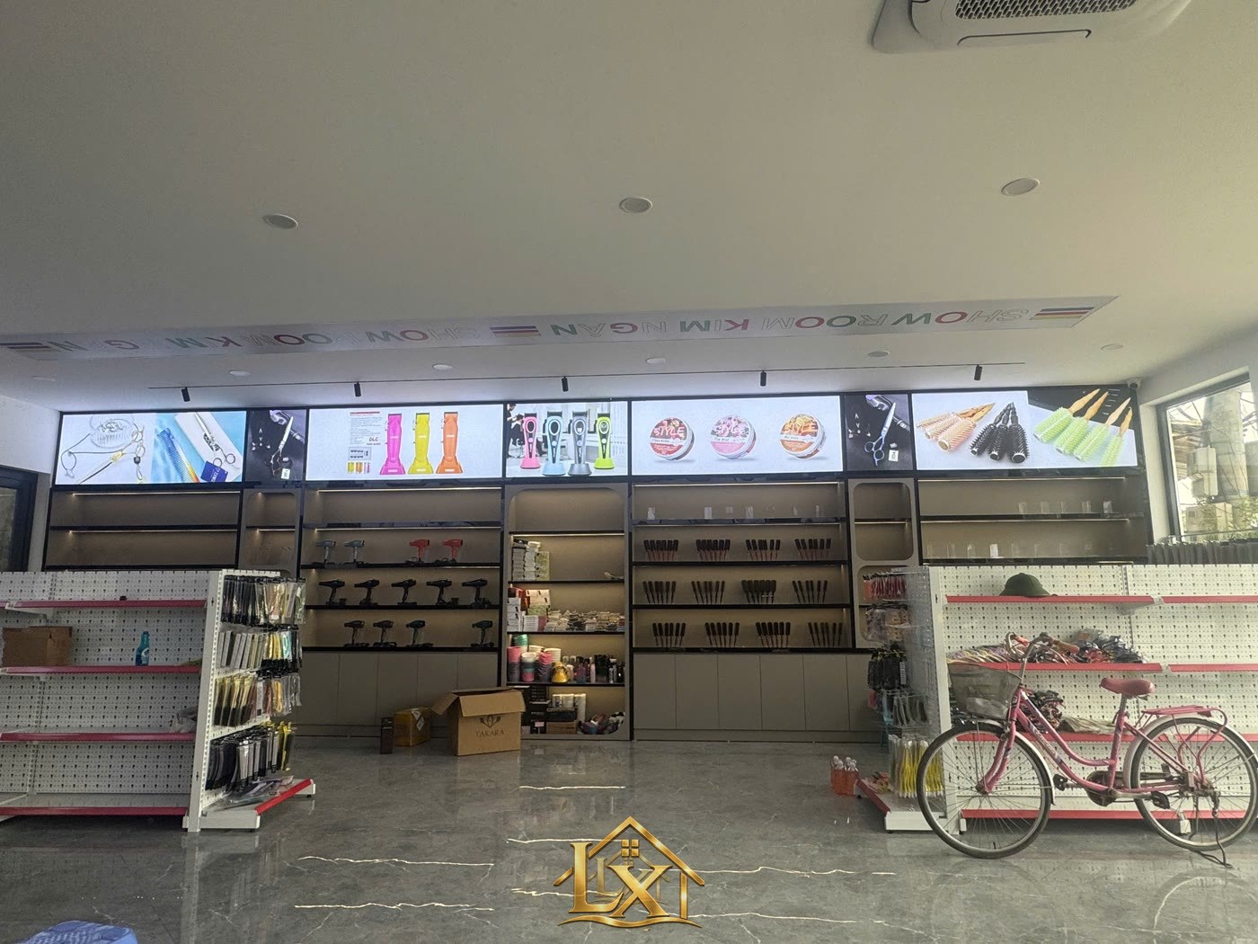 Mẫu tủ trưng bày sản phẩm mỹ phẩm salon do Nội Thất Hà Tuấn LX thi công 3 - Nội Thất Hà Tuấn LX
