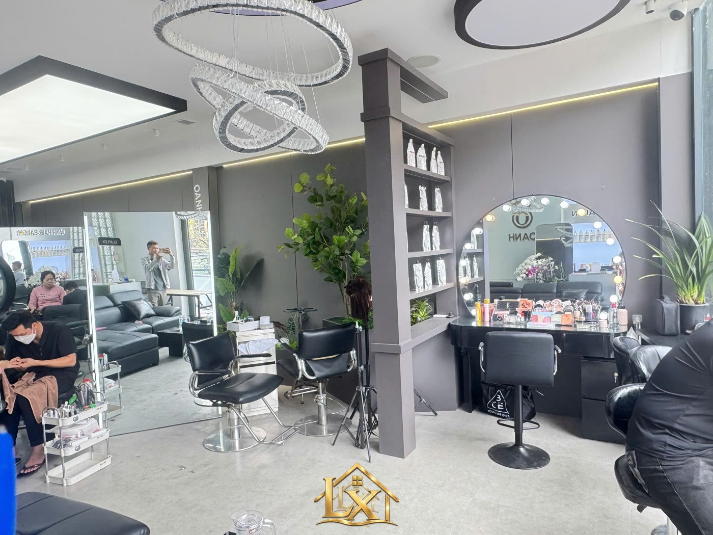 Mẫu tủ trưng bày sản phẩm mỹ phẩm salon do Nội Thất Hà Tuấn LX thi công 5 - Nội Thất Hà Tuấn LX