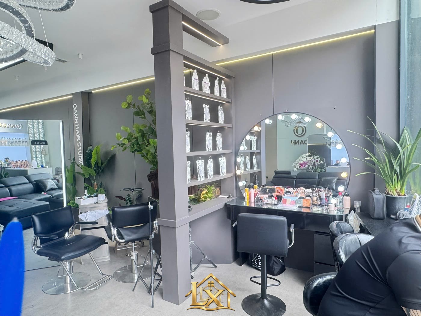 Mẫu tủ trưng bày sản phẩm mỹ phẩm salon do Nội Thất Hà Tuấn LX thi công 8 - Nội Thất Hà Tuấn LX