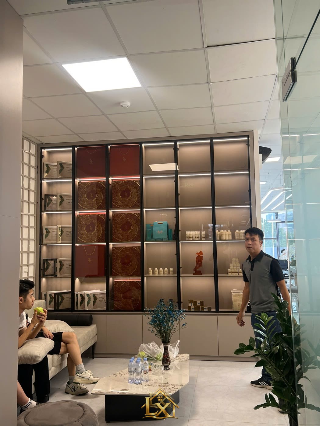 Mẫu tủ trưng bày sản phẩm mỹ phẩm salon do Nội Thất Hà Tuấn LX thi công 13 - Nội Thất Hà Tuấn LX