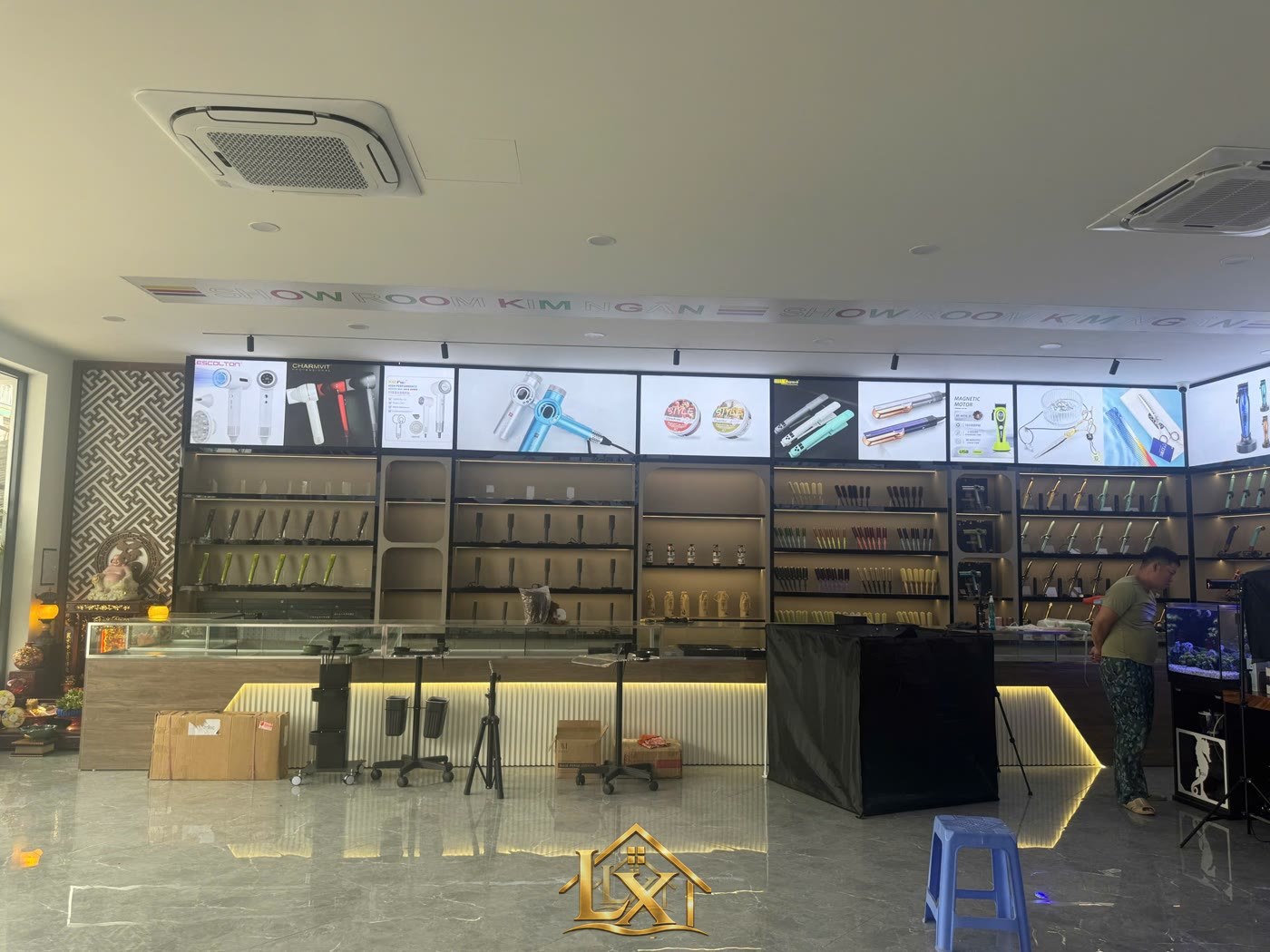Mẫu tủ trưng bày sản phẩm mỹ phẩm salon do Nội Thất Hà Tuấn LX thi công 15 - Nội Thất Hà Tuấn LX
