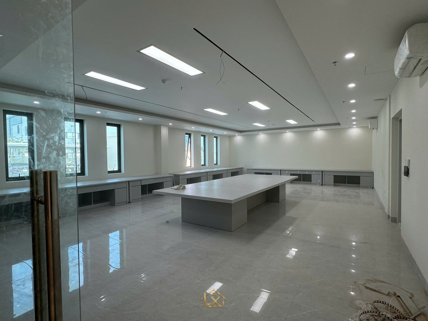 Nội thất phòng họp chuyên nghiệp: bàn họp, ánh sáng, thiết bị & cách bố trí