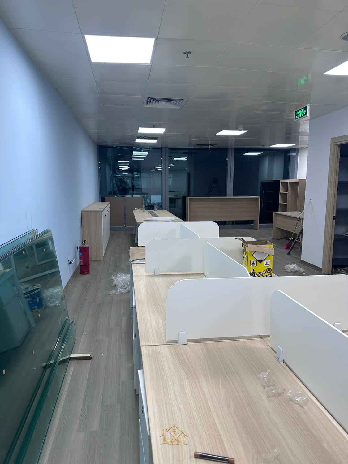 Vật liệu nội thất văn phòng bền đẹp: chọn laminate, gỗ công nghiệp, kính hay kim loại?